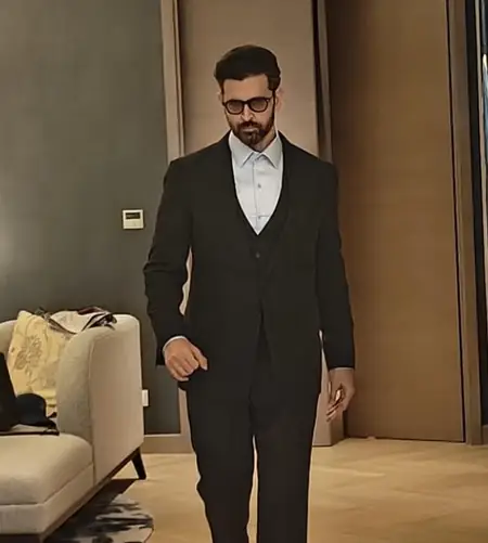 kabhi-do-shabd-bolne-mein-bhi-katarte-the-hrithik-roshan-aaj-bollywood-ke-hain-greek-god