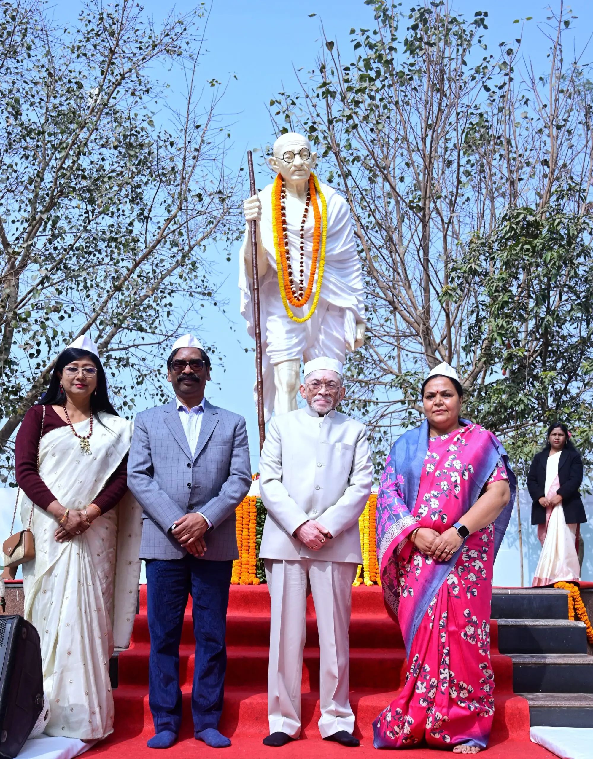 Governor, CM Pay Tribute to Mahatma Gandhi in Ranchi